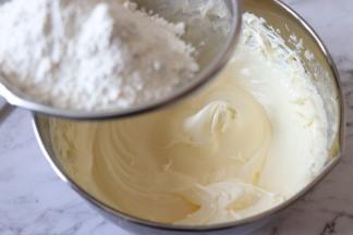 筛入低筋面粉，全部筛入就可以。