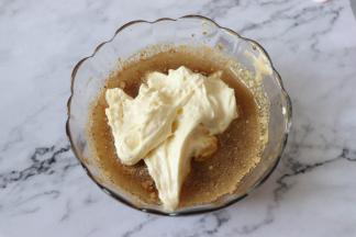 之前做好的液体，再搅拌均匀，取一部分蛋糕糊，和液体拌匀。这样步骤是让后续的操作更容易融合。