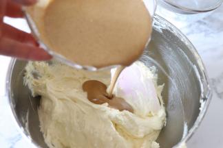 之后全部倒入到蛋糕糊中。为了减少消泡，可以淋到刮刀上，撒到蛋糕糊表面。