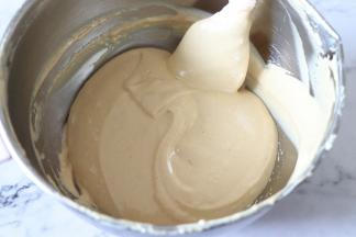 之后把它们翻拌均匀，最后得到的蛋糕糊，有光泽，不粗糙，也有一定的稠度，而不是特别稀的状态。