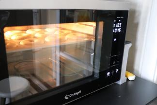 之后放入预热好的烤箱，165度，烘烤16分钟。具体温度时间也需要根据自己的烤箱来调整。