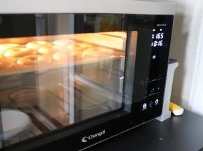 之后放入预热好的烤箱，165度，烘烤16分钟。具体温度时间也需要根据自己的烤箱来调整。