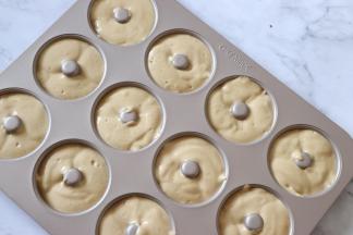 倒入抹了油的学厨甜甜圈模具中，抹的油最好是比较纯净的液态黄油，更容易脱模。