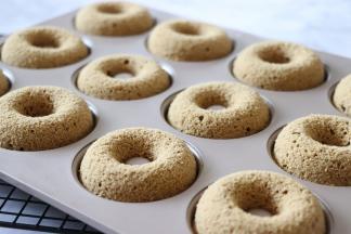 烘烤结束后，稍微晾温，用脱模刀在甜甜圈和模具的表面连接的四周划一圈，就可以脱模了。