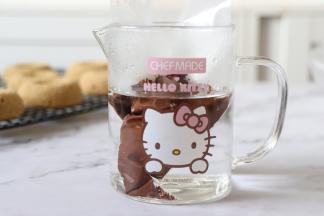 之后把巧克力放到裱花袋中，隔热水融化成液态，融化巧克力的水温不要太高。