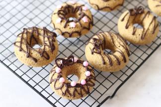 之后裱花袋下面剪一个小口，挤到甜甜圈表面就可以了。