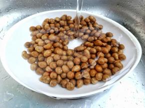 清水洗去山药豆外皮的灰尘。