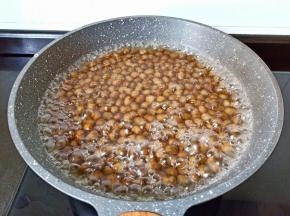 山药豆冷水下锅煮熟。