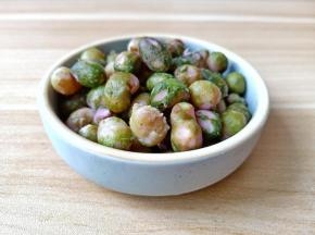 煮熟的山药豆冲洗一下冷水再剥比较方便。