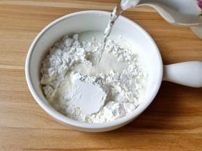 糯米粉加入适量的温水。