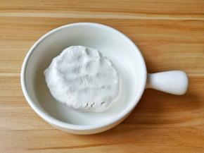 边加边用筷子搅拌，和成软硬适中的糯米面团。