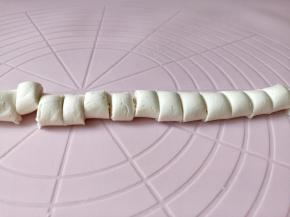 面团先揉成长条切小剂子。
