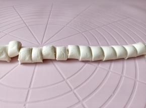 面团先揉成长条切小剂子。