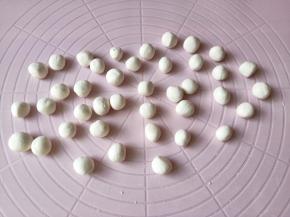 取2个剂子放手心揉成圆形。