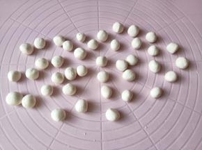 取2个剂子放手心揉成圆形。