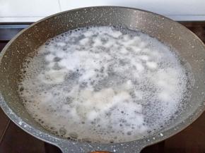 水开下圆子煮熟。