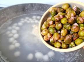 加剥好的山药豆。