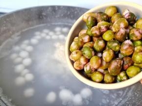 加剥好的山药豆。