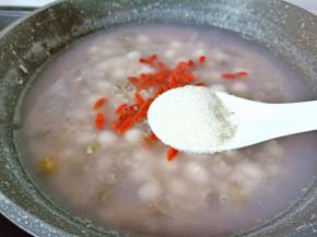 加入枸杞与白砂糖。