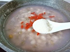 加入枸杞与白砂糖。