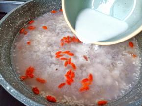 加番薯粉勾芡【一边加一边拌】