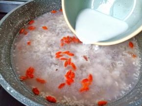 加番薯粉勾芡【一边加一边拌】