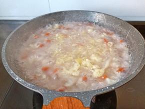 鸡蛋液放在漏水淋在上面【鸡蛋液用漏勺淋，做好的蛋液是一丝丝的】翻滚至熟关火。