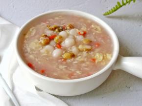 远在他乡的游子，也给自己来一份山药酒酿小圆子，在家乡的味道中寻找一丝温存。