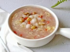 远在他乡的游子，也给自己来一份山药酒酿小圆子，在家乡的味道中寻找一丝温存。