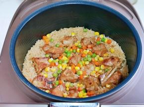 内胆放入饭煲中，煮饭模式即可，香喷喷的排骨焖饭。