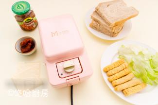 先备齐材料，生菜洗净沥水，冷冻的鸡排提前化冻，吐司是自己用面包机做的，吐司片比较大，要切掉一块。