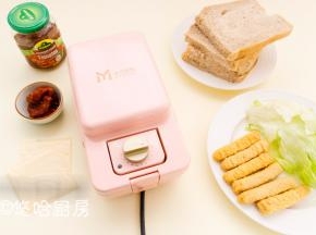 先备齐材料，生菜洗净沥水，冷冻的鸡排提前化冻，吐司是自己用面包机做的，吐司片比较大，要切掉一块。