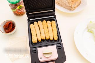 三明治机先预热3分钟，预热后在上下2面各刷一点植物油，一丢丢就0K，把化冻后的鸡排摆在上面。