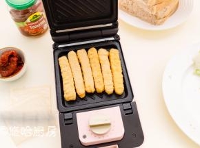 三明治机先预热3分钟，预热后在上下2面各刷一点植物油，一丢丢就0K，把化冻后的鸡排摆在上面。