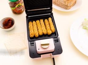 合上盖子加热4~6分钟，3分钟可以开盖看一下，基本3、4分钟就可以，想吃酥脆口感的时间就长一点。