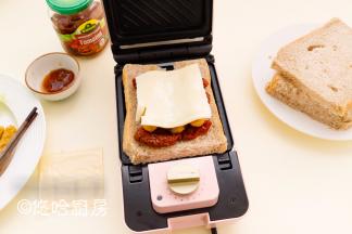 放一层鸡排3条，放一片芝士。