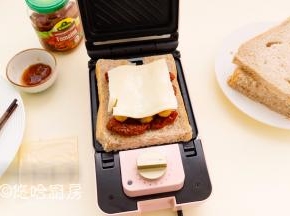 放一层鸡排3条，放一片芝士。