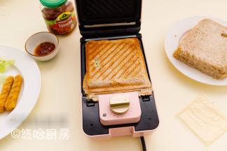 定时4分钟加热，到时打开盖子，如果想吃表皮脆一点的三明治，加热时间再延长2分钟。