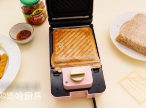 定时4分钟加热，到时打开盖子，如果想吃表皮脆一点的三明治，加热时间再延长2分钟。