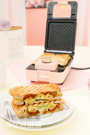 切开趁热吃，吐司酥脆，鸡排香浓，圣女果味道酸甜，还有奶酪的香味，香喷喷。