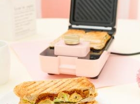 切开趁热吃，吐司酥脆，鸡排香浓，圣女果味道酸甜，还有奶酪的香味，香喷喷。