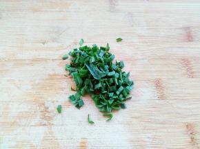 蒜叶切段。