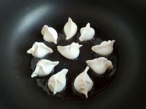 起锅热油，放入饺子。