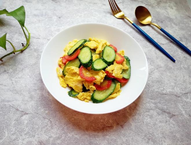 红萝卜黄瓜炒鸡蛋