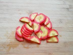 红萝卜洗干净去皮切成片。