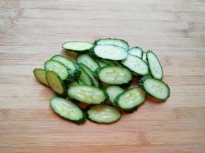 黄瓜洗干净切成片。