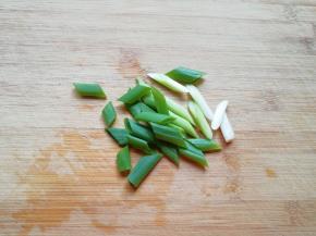 小葱洗干净切成段。