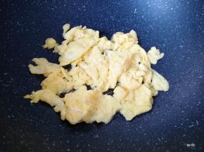 鸡蛋打散，炒锅内倒适量的食用油烧热，下入蛋液炒熟，盛出备用。