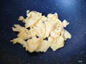 鸡蛋打散，炒锅内倒适量的食用油烧热，下入蛋液炒熟，盛出备用。
