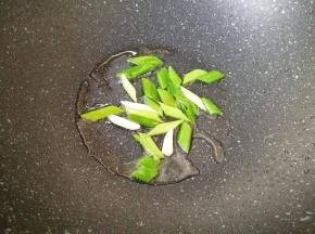 炒锅内重新到少许食用油烧热，下入小葱炒香。